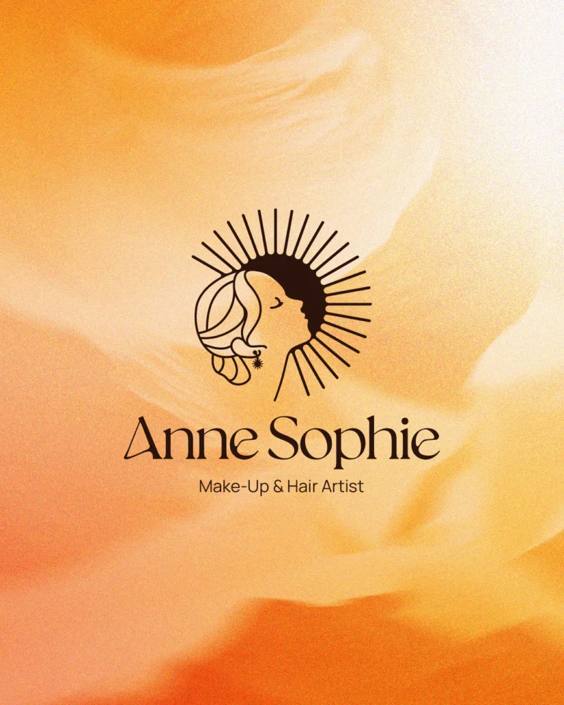 Logo Anne-Sophie maquilleuse sur un fond texturé chaud, une femme de profil la tête penchée en arrière avec en fond un soleil. Elle a un chignon bas et une boucle d'oreille solaire.