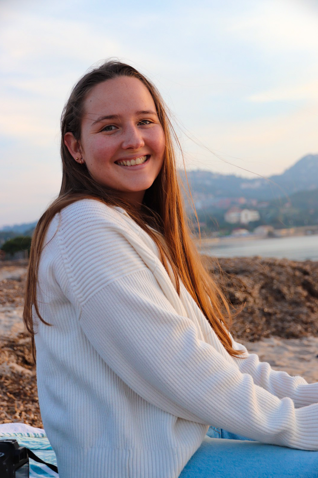 Lucie Dorne, graphiste, souriante sur la plage de l'almanarre à Hyères
