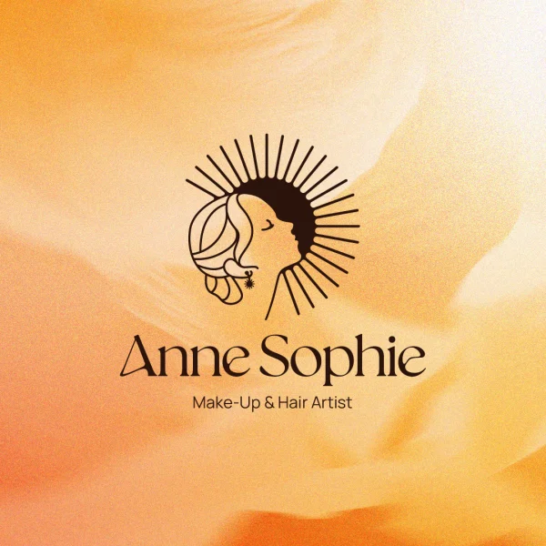 Logo Anne-Sophie maquilleuse sur un fond texturé chaud, une femme de profil la tête penchée en arrière avec en fond un soleil. Elle a un chignon bas et une boucle d'oreille solaire.
