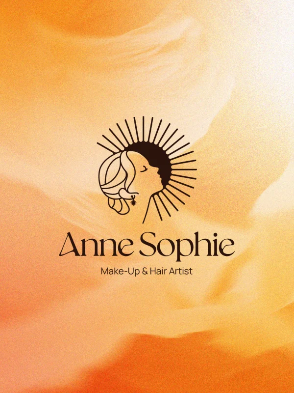 Logo Anne-Sophie maquilleuse sur un fond texturé chaud, une femme de profil la tête penchée en arrière avec en fond un soleil. Elle a un chignon bas et une boucle d'oreille solaire.